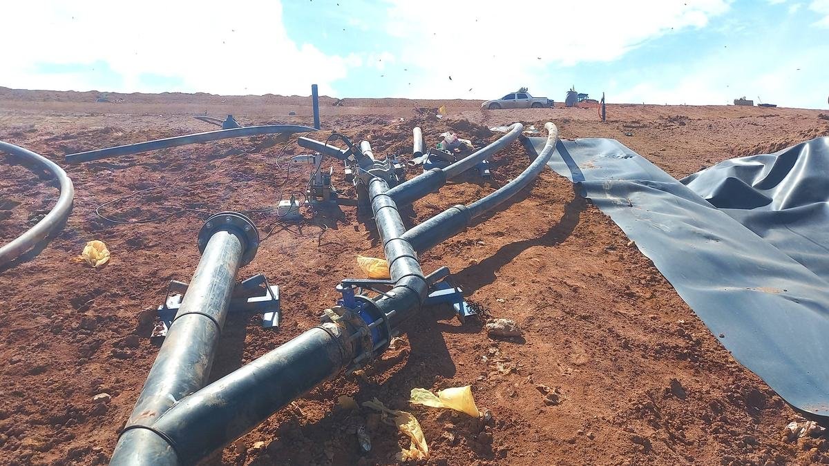 Linha de PEAD sobre geomembrana em aterro
