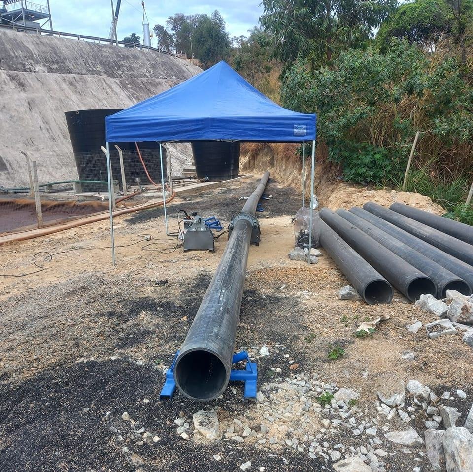Tubos de PEAD em canteiro de obra de construção civil