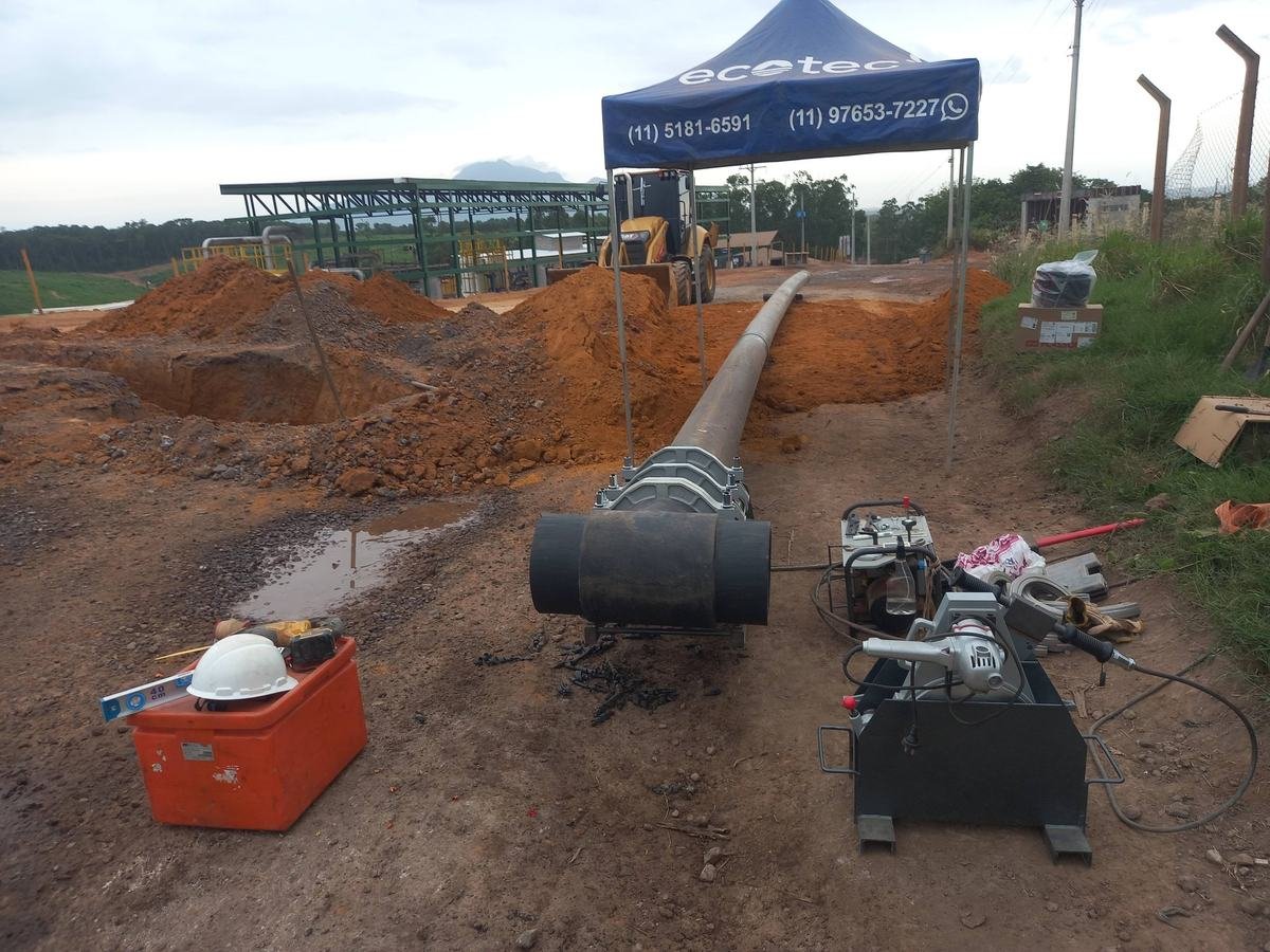 Gerador de apoio alimentando equipamento de solda em frente de obra