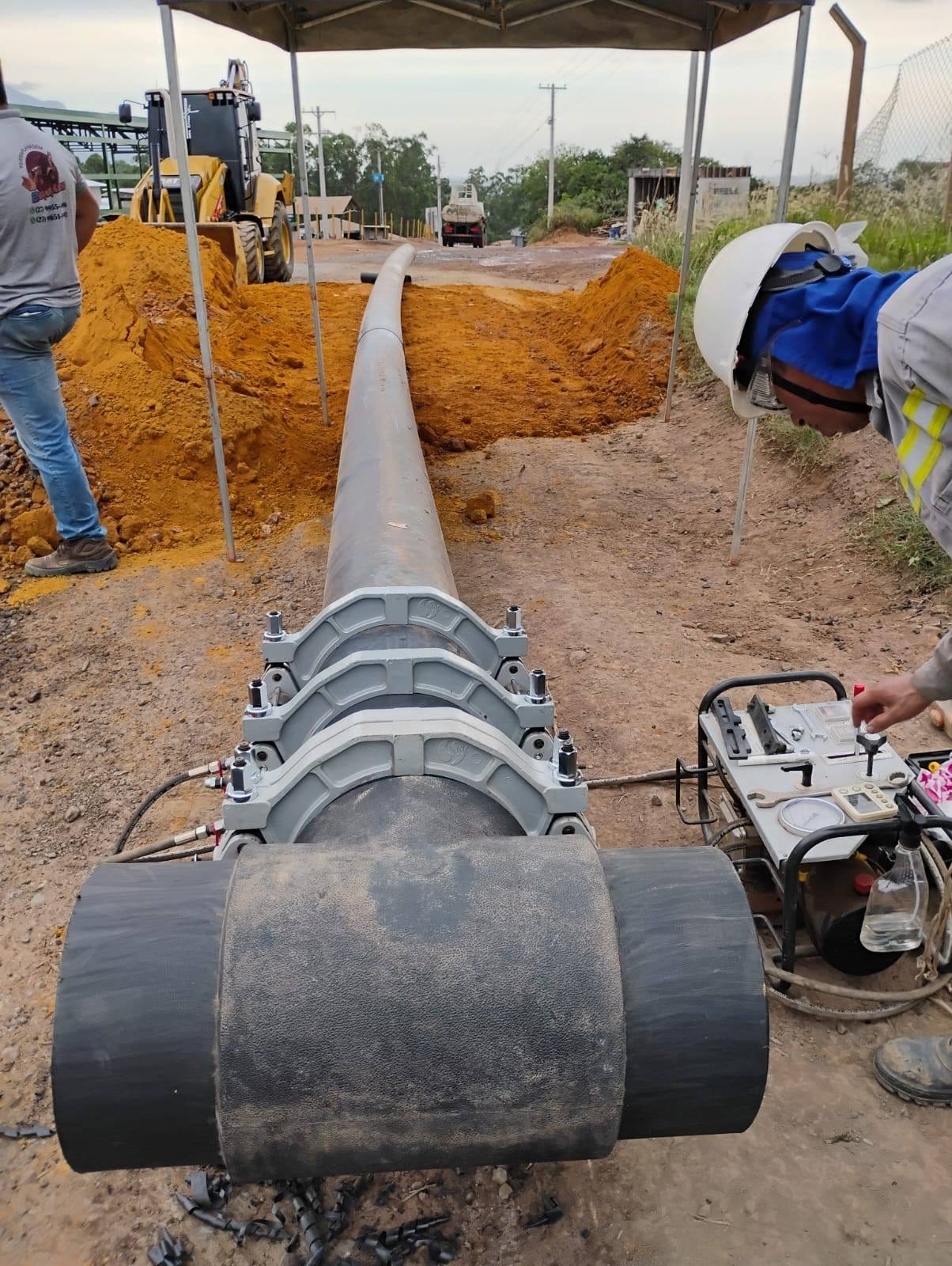 Máquina de termofusão fixada em tubo de PEAD de grande diâmetro em frente de obra