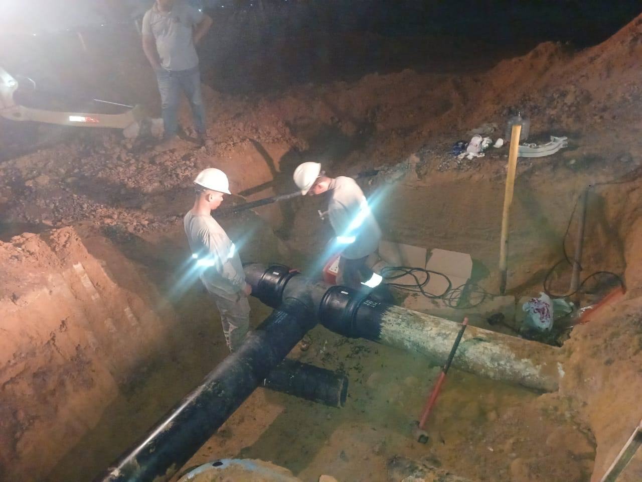 Soldagem de PEAD executada à noite em vala, com iluminação de apoio