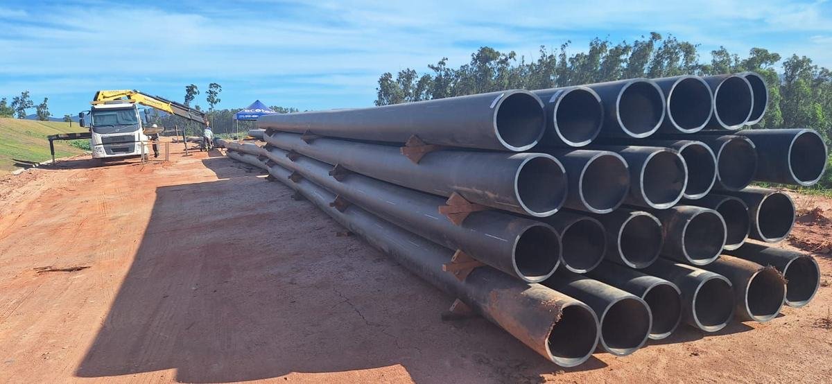 Tubos de PEAD organizados em canteiro de obra